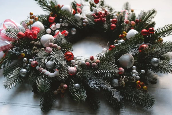 Decoración casera de Navidad, corona de pino, hecha a mano —  Fotos de Stock