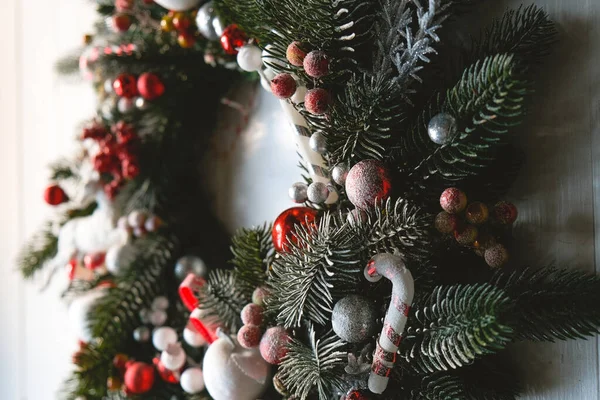 Kapıda kendi yaptığı mutlu noel çelengi var. Noel ev dekorasyonu Arkaplanı