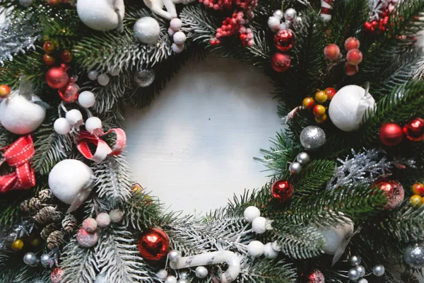 Beyaz Ahşap Arkaplanlı Firavun Noel Çelengi Logo Modeli ya da Metniniz İçin Yer