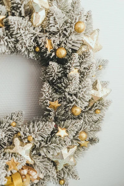 Corona de Navidad hecha a mano Frosty White Decoración para el hogar al aire libre con luz de estrellas brillantes Corona hecha a mano para Navidad Pino artificial —  Fotos de Stock