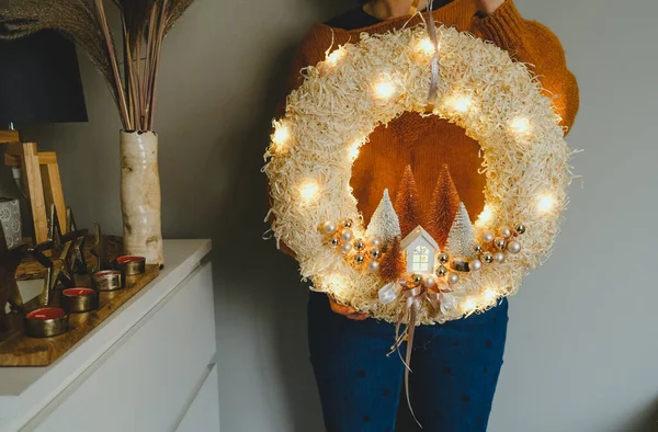 Corona de Navidad con Luces Tradición de las fiestas de invierno, Campanas de jingle, Guirnalda ligera, Baya de acebo, Caña de caramelo —  Fotos de Stock