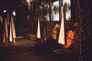 Çiçekçi dükkanı yakınındaki Noel ağaçları