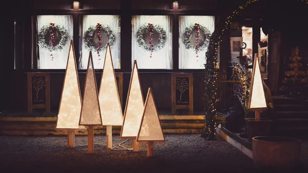 Çiçekçi dükkanı yakınındaki Noel ağaçları