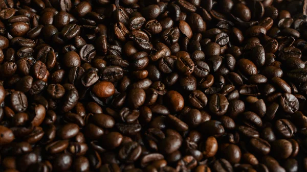 Dunkle Kaffeekörner für Hintergrund — Stockfoto