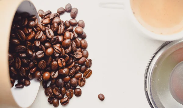 Boabe de cafea în recipientul de hârtie. Fundal alb — Fotografie, imagine de stoc