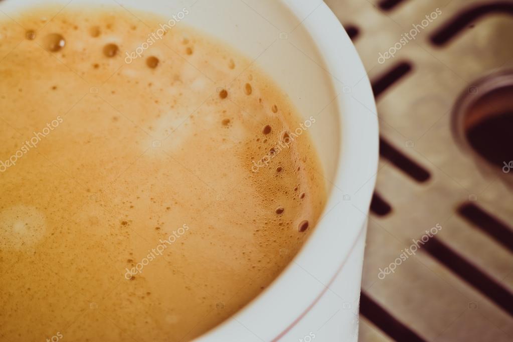 Coffee machine makes coffee with soft foam