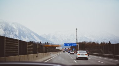 Dağda araba ile seyahat