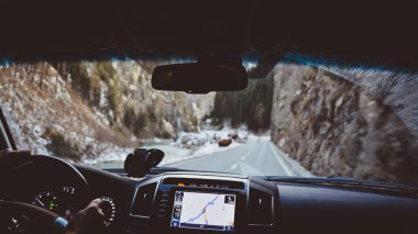 Dağlarda araba ile yolculuk