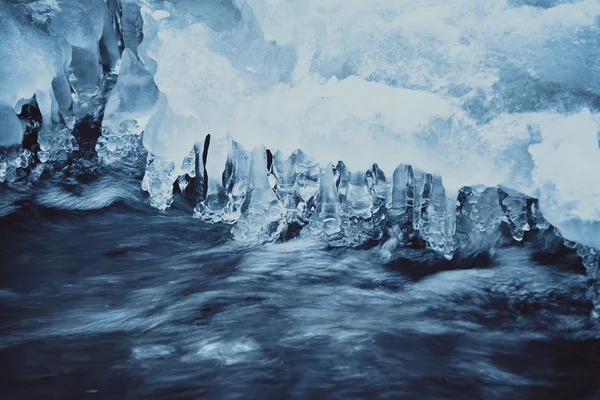 Acqua fredda congelata nel fiume di montagna — Foto Stock