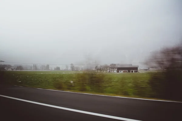 산악도로에서 이동 하는 차 — 스톡 사진