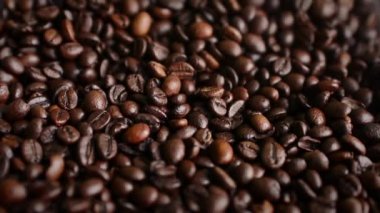 Kahve çekirdekleri taşlama için Espresso makinesi yüklenir