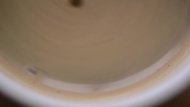 撹拌されて後のコーヒーの泡。美しいコーヒー マクロの背景 — ストック動画