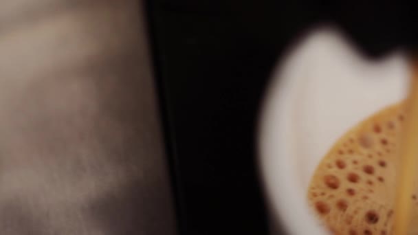 Кавоварка Виготовлення капучино Еспресо Кава. Красивий кавовий макро фон — стокове відео
