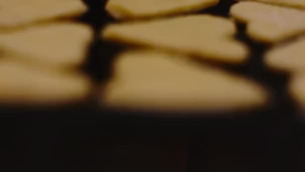 ジンジャーブレッド心形の天板にクッキー — ストック動画