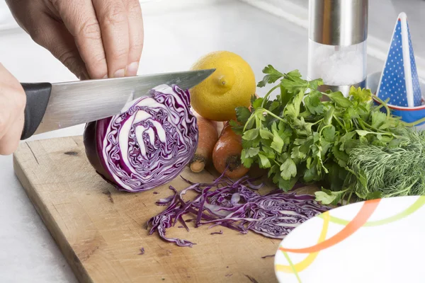 kırmızı lahana salatası.