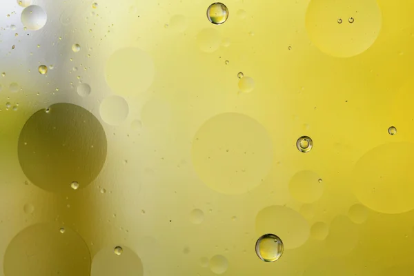 Gotas de aceite en agua . Imagen De Stock