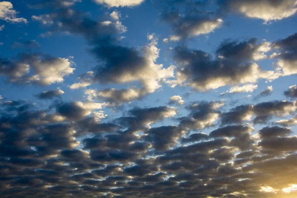 Wolken am blauen Himmel — Stockfoto