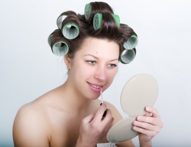 güzel kız boya kirpikleri ve aynaya bakıyorum. bir kız mu