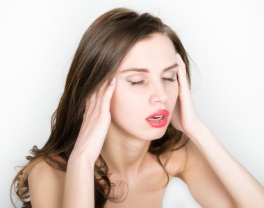 Güzel kadın bir baş ağrısı acı bir kafa tutar. Migren