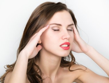 Güzel kadın bir baş ağrısı acı bir kafa tutar. Migren