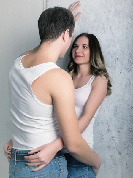 Feliz jovem casal desfrutando de um momento íntimo, rindo muito e o homem acaricia suavemente o cabelo de seus parceiros — Fotografia de Stock