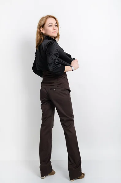 Красива молода огидна блондинка в коричневому верхньому куті, чорний піджак і штани позує — стокове фото