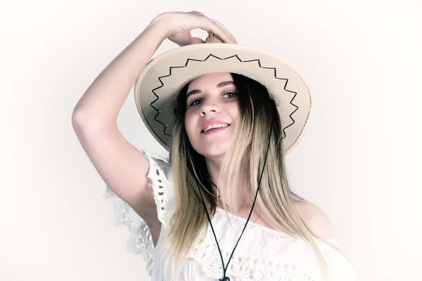 Krásná mladá žena v krajských šatech a bílý kovbojský klobouk — Stock fotografie