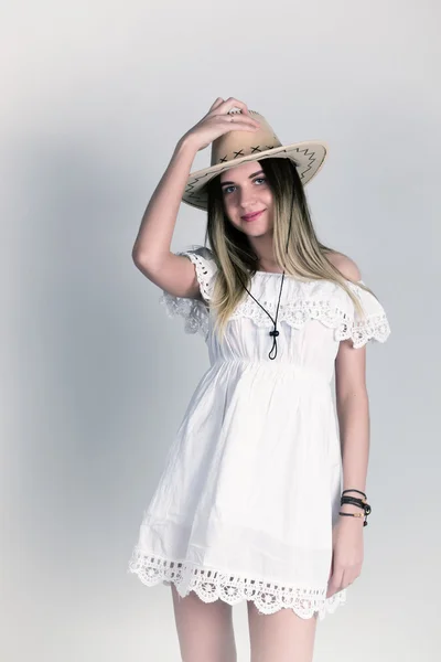 Bela jovem mulher em um vestido de renda e um chapéu de cowboy branco — Fotografia de Stock