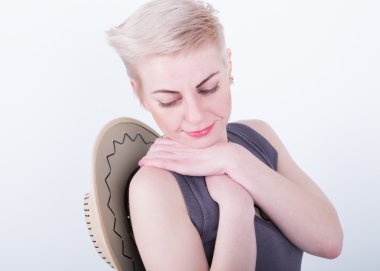 Kırmızı dudaklı seksi beyaz saçlı genç kadının closeup portre, bir kovboy şapkası tutan