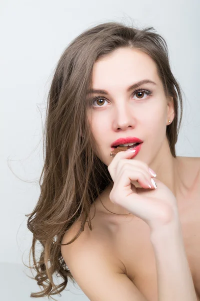 Retrato de cerca de una hermosa chica morena con labios rojos, expresa diferentes emociones —  Fotos de Stock