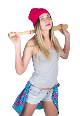 denim şort ve gri bir t-shirt ve pembe bir örgü şapka genç kız, kalça ekose gömlek bağlı. Elinde beyzbol sopası var. beyaz arka plan üzerinde izole
