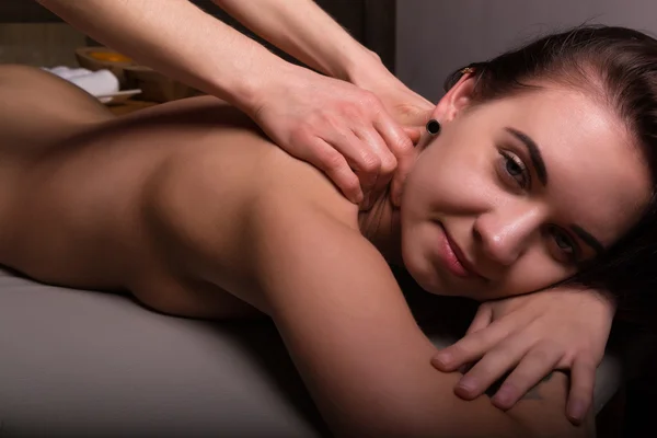 Masör masaj spa salonda kadın vücudunda yapıyor. kadın rahat. Güzellik tedavi kavramı — Stok fotoğraf