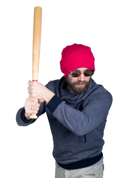 Mode hipster onhartelijk mens in zonnebrillen en kleurrijke kleding zwaaiend met een honkbalknuppel — Stockfoto