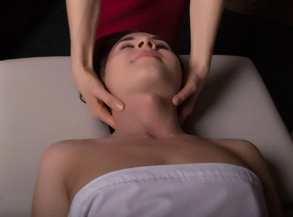 Masajista haciendo masaje en el cuerpo de la mujer en el salón de spa. mujer relajada. Concepto de tratamiento de belleza — Foto de Stock