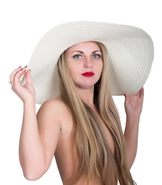 Giovane bella donna in un grande cappello bianco, isolata su sfondo bianco — Foto Stock