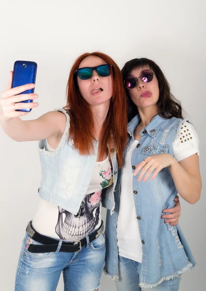 Krása bederní dívky se sluchátky, aby selfie na telefonu. Teenageři grimasa — Stock fotografie