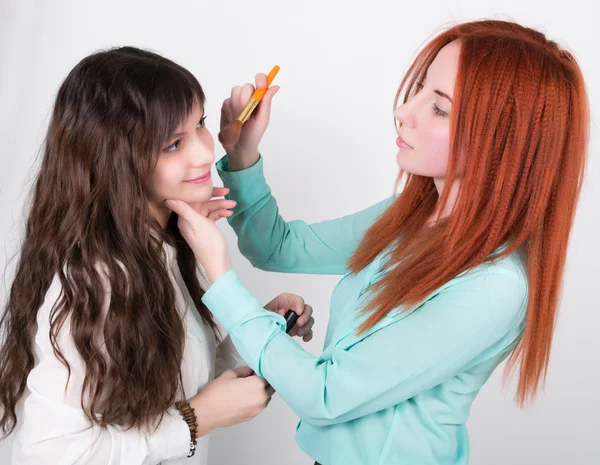 Dwie dziewczyny szczęśliwy robienie makijażu do siebie — Zdjęcie stockowe