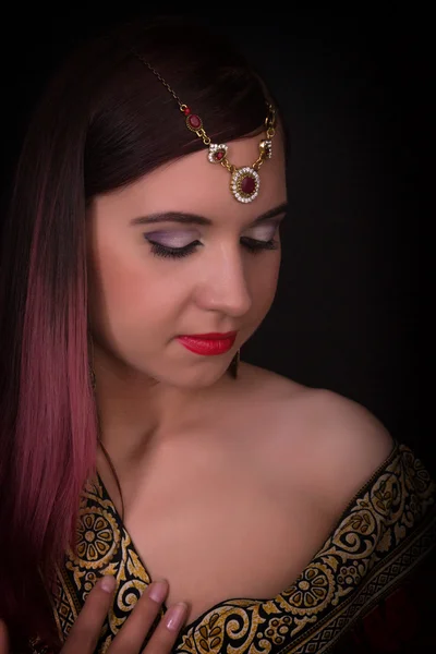 Close-up de bela mulher caucasiana vestida em estilo oriental com padrões orientais nas mãos e no rosto, com inúmeras pulseiras — Fotografia de Stock