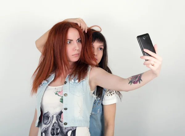 Krása bederní dívky se sluchátky, aby selfie na telefonu. Teenageři grimasa — Stock fotografie