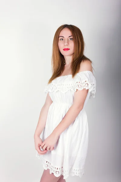 Menina fina bonita em um pequeno vestido de renda branca posando — Fotografia de Stock
