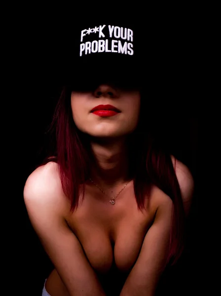 La giovane donna sexy solo in un berretto vestito, copre un petto. ombra chiude gli occhi. gioco di luci e ombre. foto insolita di donna corpo — Foto Stock