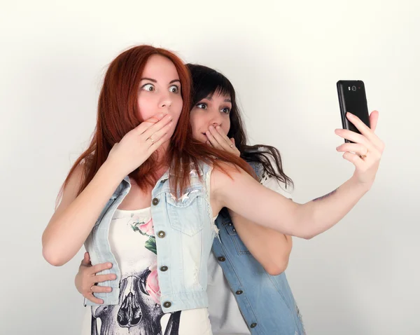 Ομορφιά κορίτσια hipster με ένα ακουστικά, κάνουν selfie σε ένα τηλέφωνο. Οι έφηβοι μορφασμό — Φωτογραφία Αρχείου