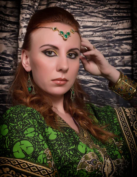 Nahaufnahme einer schönen kaukasischen Frau im orientalischen Stil mit orientalischen Mustern an Händen und Gesicht, mit zahlreichen Armbändern — Stockfoto