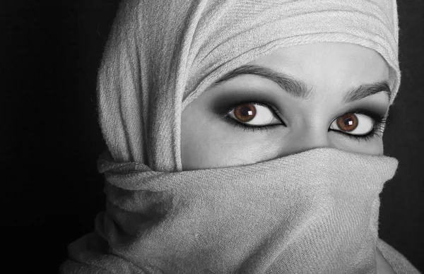 Крупним планом красиві таємничі очі східної жінки в хіджабі. чорно-білий — стокове фото