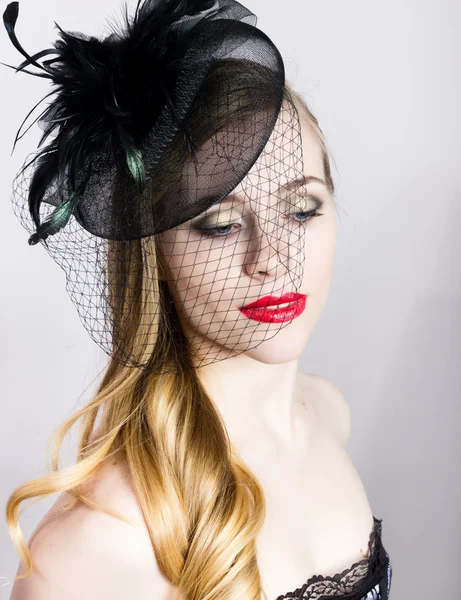 Porträtt av en fashionabel elegant vacker flicka med röda läppar och en slöja — Stockfoto