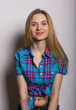 kot pantolon ve ekose gömlek seksi genç kız yakın çekim portre