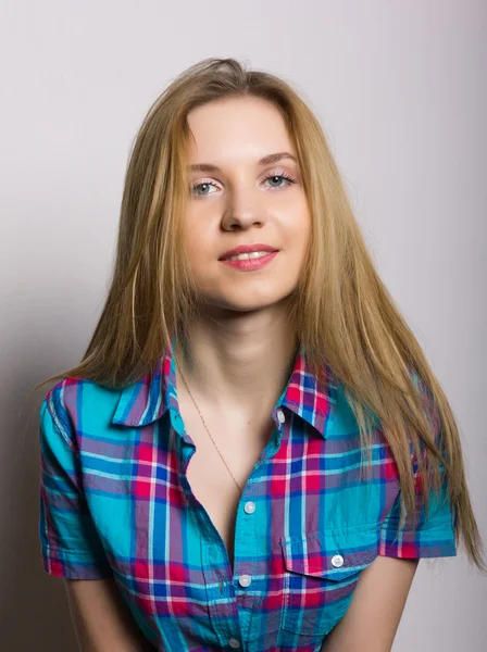 Close-up retrato de sexy jovem em jeans e uma camisa xadrez — Fotografia de Stock