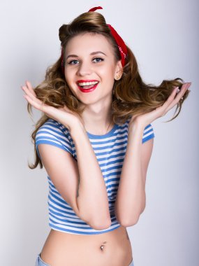 güzel sarışın bir çizgili gömlek ve kırmızı eşarp yakın çekim portresi, o eller kıvırcık saçlarını destekler. Pin Up kız kavramı