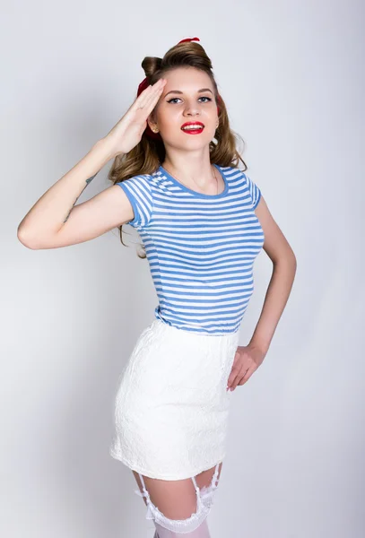 Портрет красивой блондинки в полосатой рубашке, белая юбка и кружевные чулки, матрос салютует с "Да, сэр". Pin Up Girl — стоковое фото