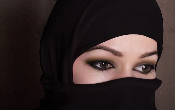 Close-up beautiful mysterious eyes eastern woman wearing a hijab — Stock Photo, Image